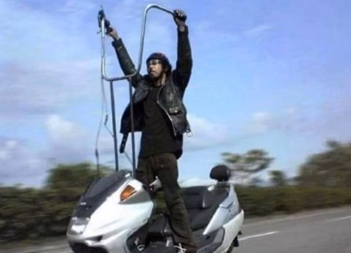 Trên đường phố từ trước tới nay xuất hiện khá nhiều hình ảnh về những màn lái xe khiến người đi đường chỉ biết hú hồn hú vía.