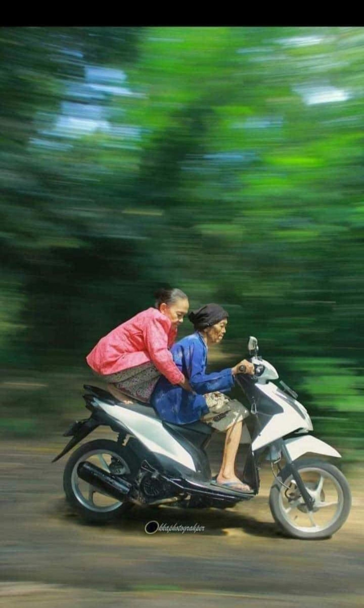 Hai cụ già có màn đua xe không thua kém gì các cháu ngày nay cả.