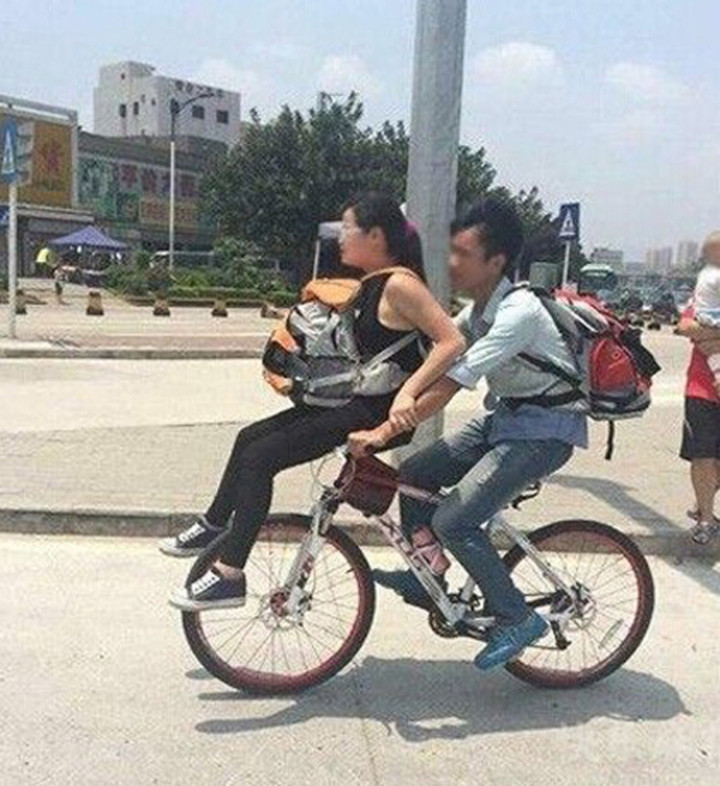 Cách để "đèo" bạn gái khi xe đạp không có yên sau.
