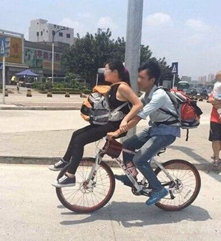 Cách để "đèo" bạn gái khi xe đạp không có yên sau.