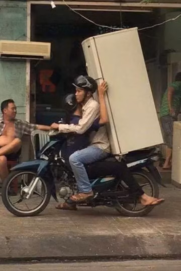 Đây đúng chuẩn siêu shipper khi vừa chở hàng cồng kềnh, lại được giao nhiệm vụ chở người đến nơi an toàn. Ảnh: Tổng hợp