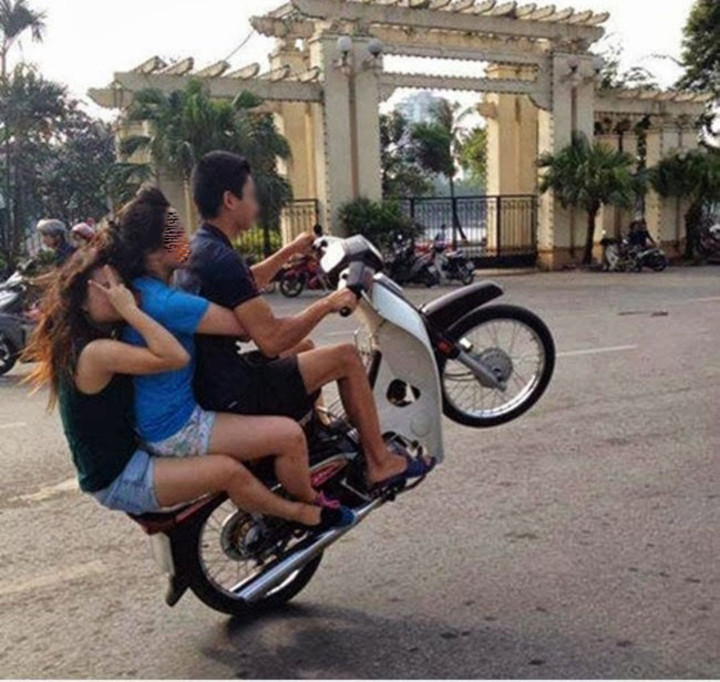 Một giây trước thảm họa ập đến dành cho ba người.