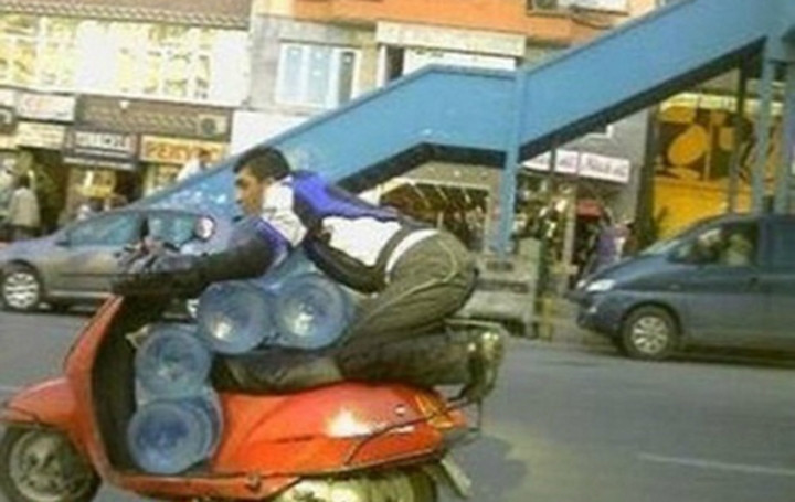 Với phong cách chuẩn hội mê tốc độ, những tay lái lụa này đã cho ra đời những màn lái xe chắc hẳn người ngồi sau chỉ có xỉu.