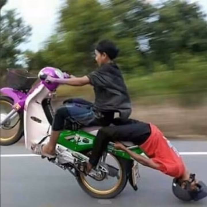 Có vẻ anh như anh chàng cầm lái quên mất còn người bạn đang ngồi phía sau.