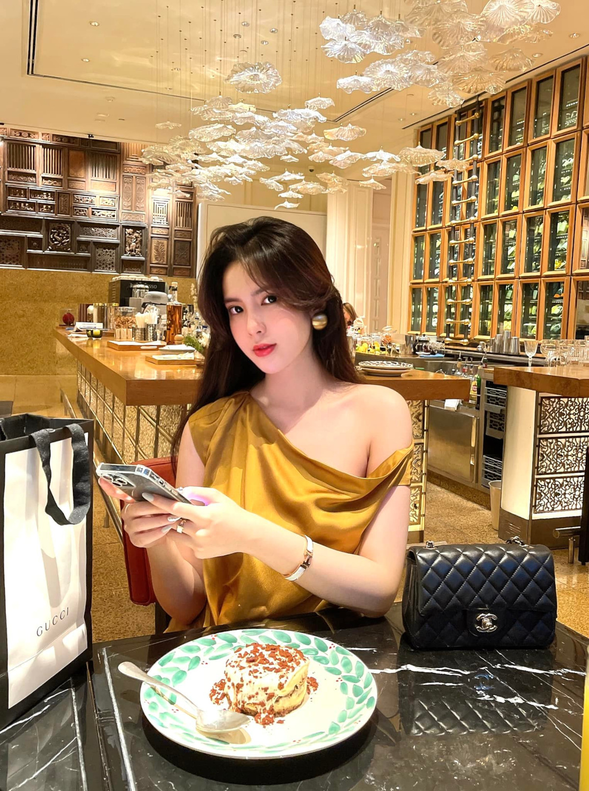 Gái xinh còn được biết với biệt danh "thiên thần áo dài Đồng Tháp" nhờ những hình ảnh diện áo dài, tôn đường cong nổi bật được nhiều người chia sẻ trên mạng xã hội.