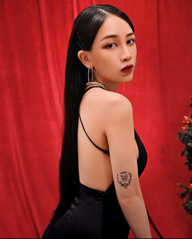 Thường chia sẻ hoạt động thường ngày trên trang cá nhân, có thể thấy bình thường cô nàng rất trẻ trung và tinh nghịch, xuất hiện cùng con trai như hai chị em.