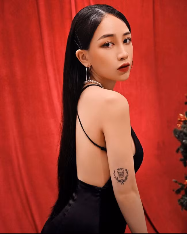 Thường chia sẻ hoạt động thường ngày trên trang cá nhân, có thể thấy bình thường cô nàng rất trẻ trung và tinh nghịch, xuất hiện cùng con trai như hai chị em.