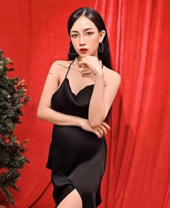 Dù bụng bầu lớn nhưng thân hình thanh mảnh, nhỏ nhắn cùng gương mặt xinh đẹp, không bị vỡ nét đã giúp cô ăn mặc đẹp hơn.