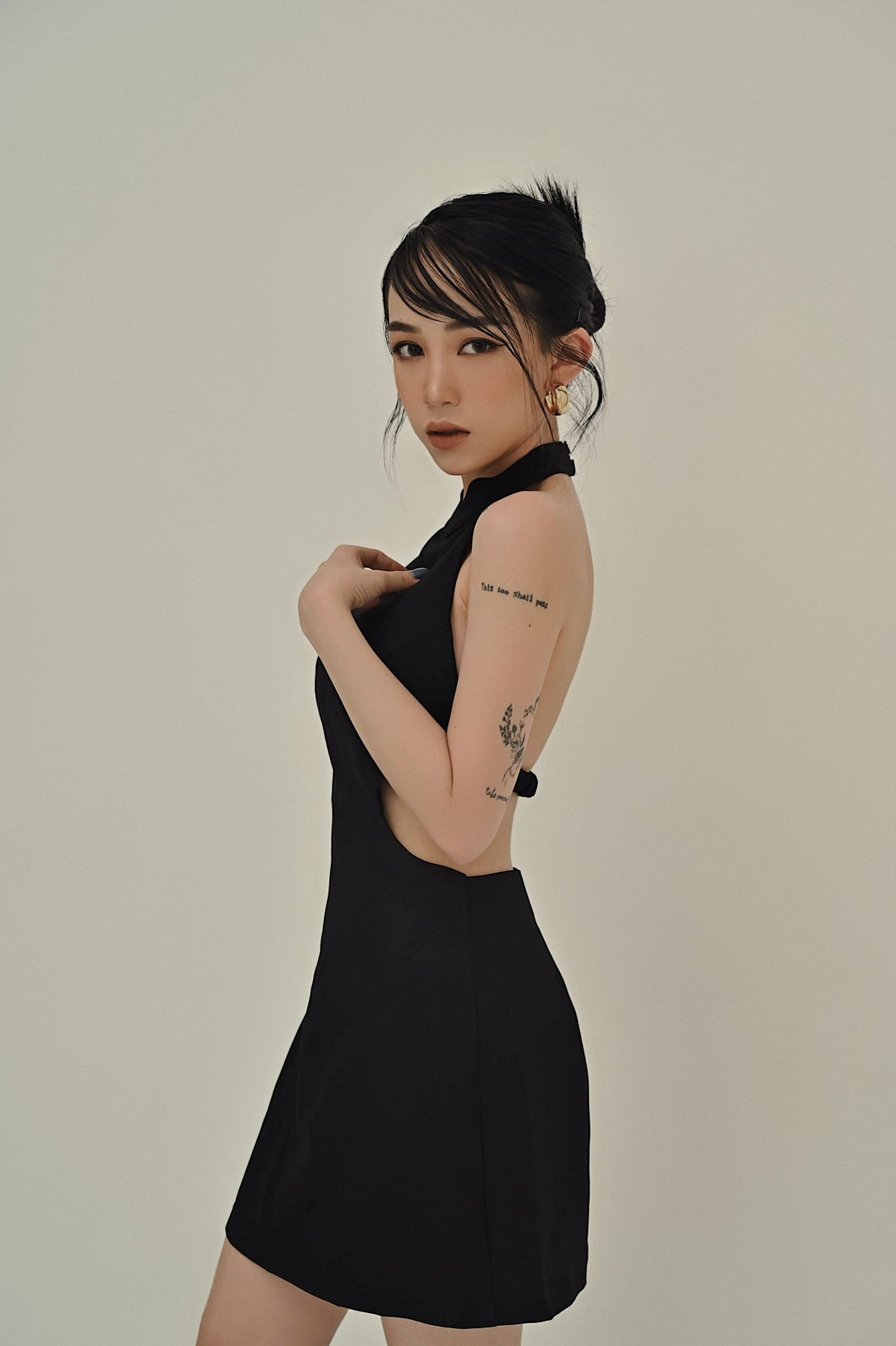 Ái nữ nhà Minh Nhựa thường xuyên chia sẻ thời trang bầu bì của mình vô cùng thời thượng, ngập hàng hiệu lên trang cá nhân, mỗi lần như thế nữ rich kid lại được hội chị em ngưỡng mộ.