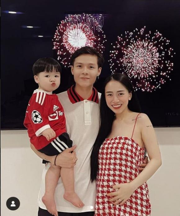 Vợ chồng con gái Minh Nhựa đồng thơi nhận được rất nhiều lời chúc mừng vì gia đình đã có "đủ nếp đủ tẻ".