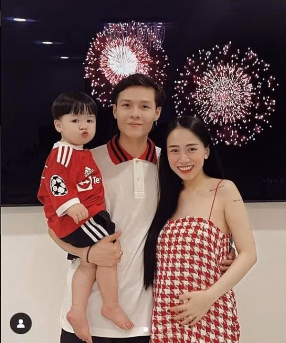 Vợ chồng con gái Minh Nhựa đồng thơi nhận được rất nhiều lời chúc mừng vì gia đình đã có "đủ nếp đủ tẻ".