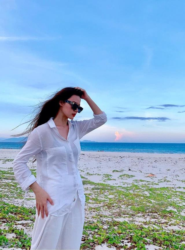 Bên cạnh danh xưng "ngọc nữ" của showbiz, giảng viên đại học, chủ shop quần áo thì Midu còn là một "tay buôn" bất động sản khét tiếng mới nổi của Sài thành.