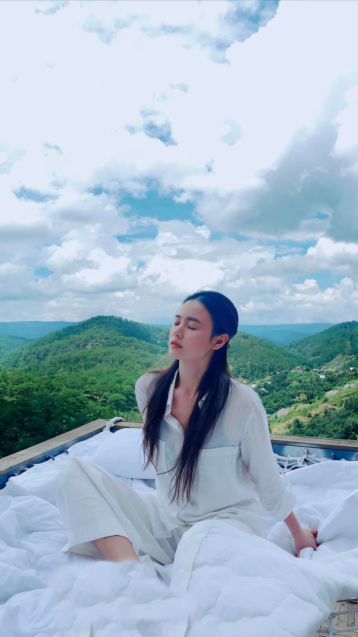 Cũng trong lần chia sẻ này, Midu nhiều lần khẳng định mình chỉ bán đất cho vui, không có ý định tranh giành với ai hay mở công ty BĐS.