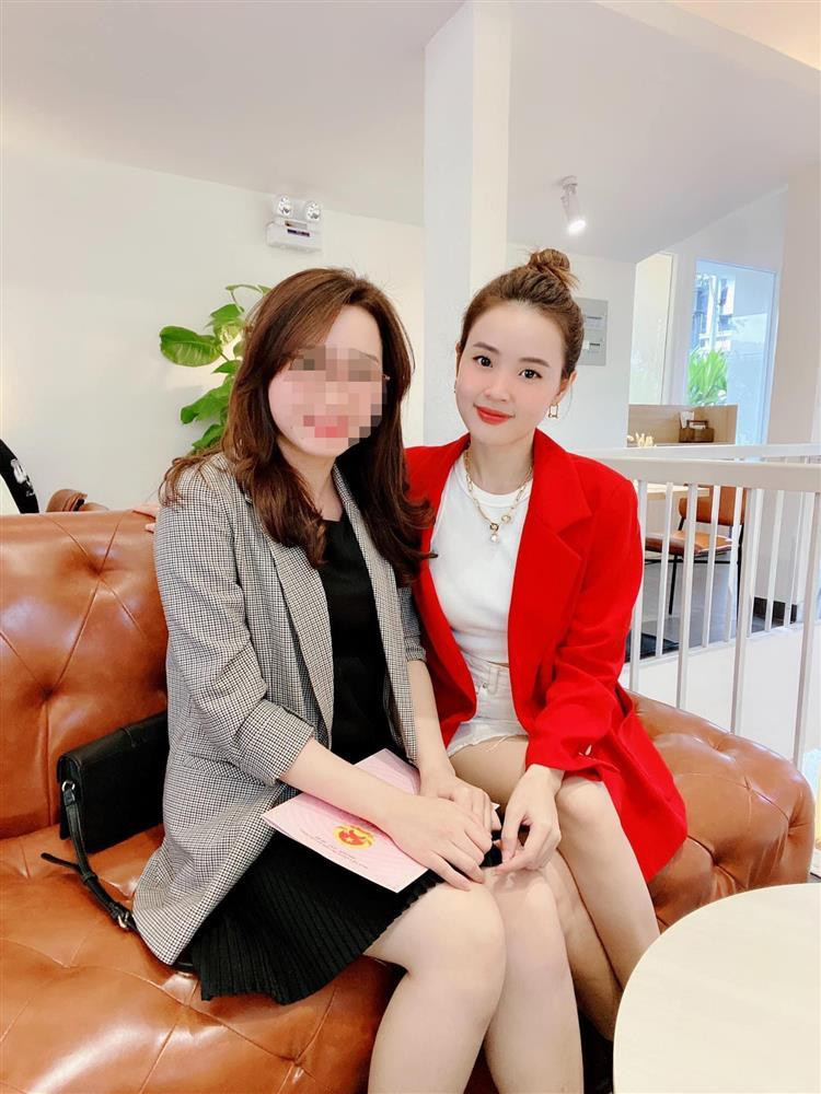 Midu chọn bộ áo thun trắng và áo khoác đỏ ở ngoài, dù đơn giản nhưng vẫn toát lên vẻ đẹp của cô gái đang là giảng viên đại học. Cô tâm sự: "Mỗi lần đi trao sổ cho khách là mang về nhiều niềm vui lắm".