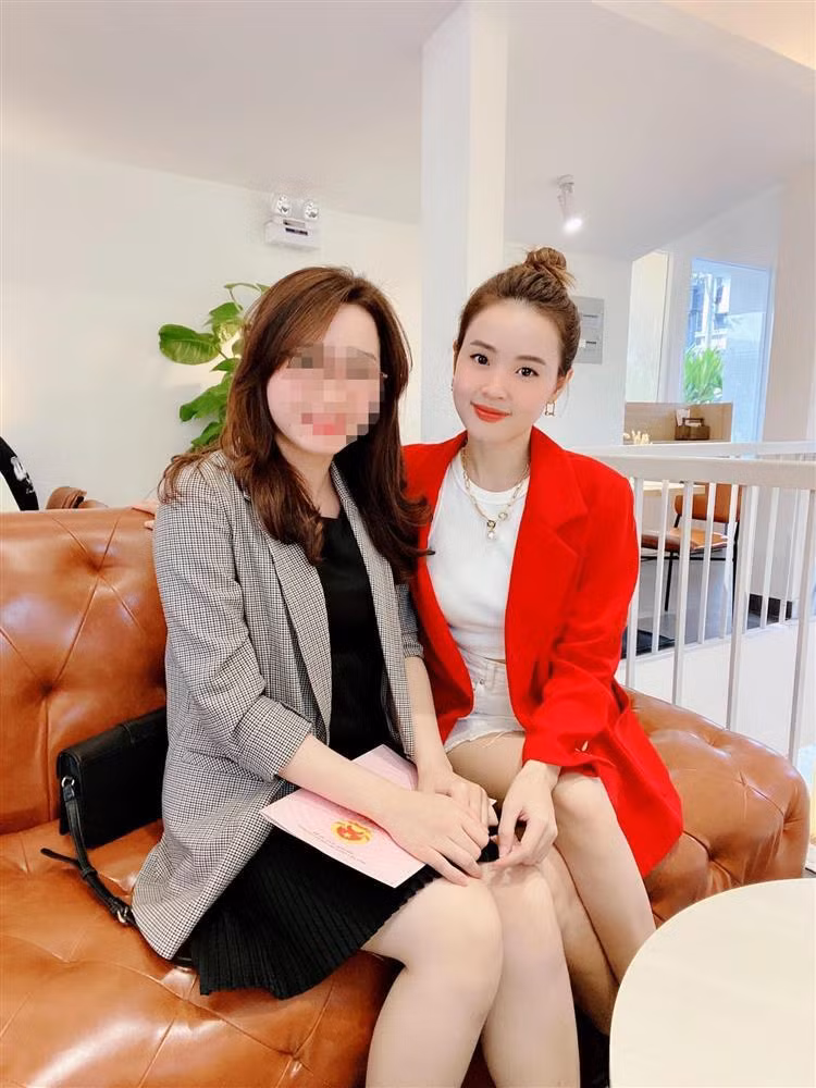 Midu chọn bộ áo thun trắng và áo khoác đỏ ở ngoài, dù đơn giản nhưng vẫn toát lên vẻ đẹp của cô gái đang là giảng viên đại học. Cô tâm sự: "Mỗi lần đi trao sổ cho khách là mang về nhiều niềm vui lắm".