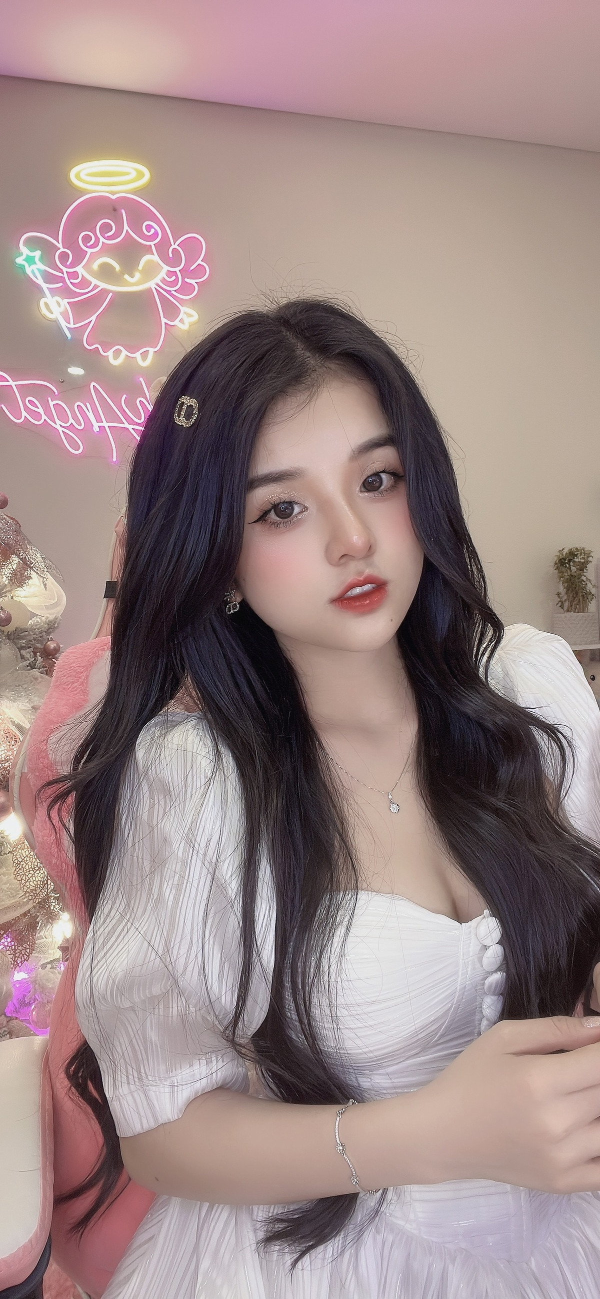 Cô từng được trao danh hiệu Streamer có nhiều đóng góp nhất của Nimo TV ở Việt Nam, Top những streamer được yêu thích trên toàn cầu…