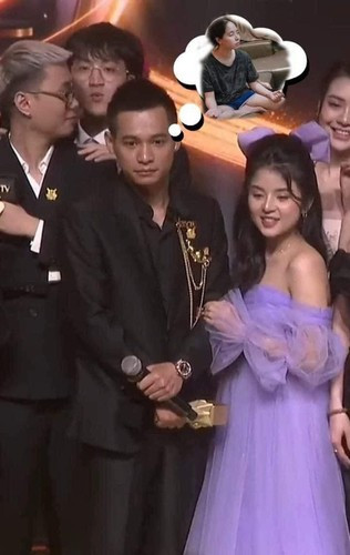 Mấy ngày qua, khoảnh khắc một cô gái đứng áp sát người, níu tay Độ Mixi đã trở thành tâm điểm chú ý của cộng đồng mạng.