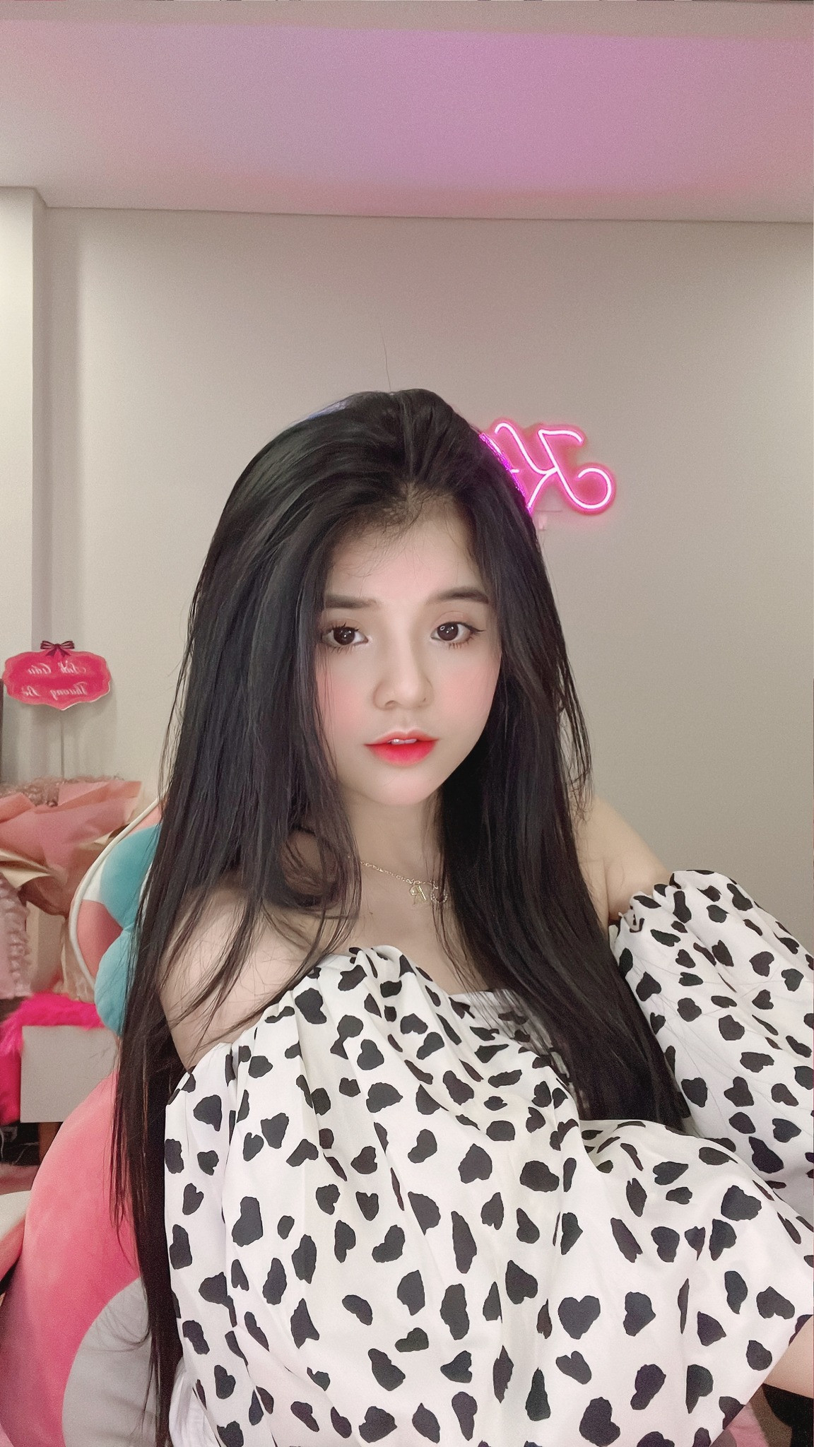 Bên cạnh những bình luận “dở khóc dở cười” vì biểu cảm của Tộc trưởng, có không ít cư dân mạng đã quay sang “tấn công” nữ streamer xinh đẹp kia vì đã có hành động được cho là “quá đà” khi đứng bên cạnh Độ Mixi.