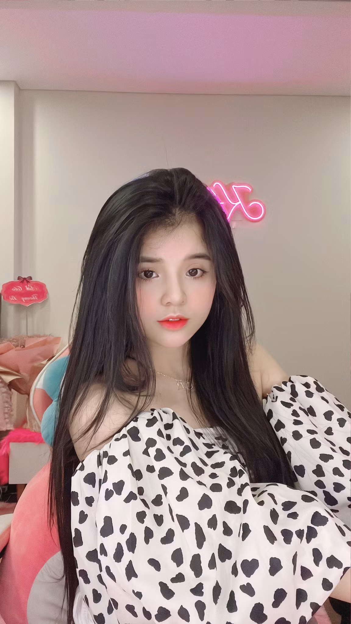 Bên cạnh những bình luận “dở khóc dở cười” vì biểu cảm của Tộc trưởng, có không ít cư dân mạng đã quay sang “tấn công” nữ streamer xinh đẹp kia vì đã có hành động được cho là “quá đà” khi đứng bên cạnh Độ Mixi.