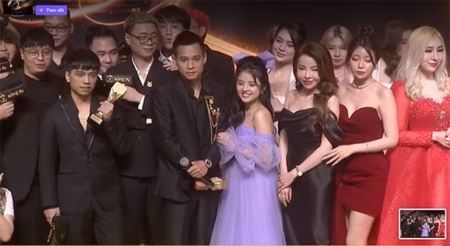 Qua tìm hiểu, cô gái xuất hiện cạnh Độ Mixi là streamer Em Bé còn được gọi với cái tên Khánh Khánh, hiện đang sinh sống và làm việc ở Hà Nội.