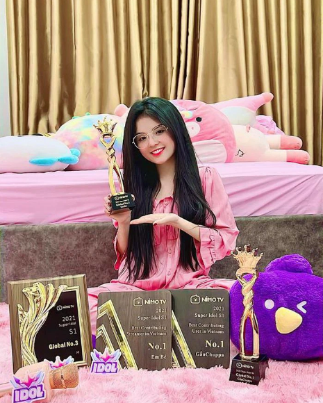 Trong một lần chia sẻ được biết Khánh Khánh kiếm được 100 triệu ở tháng đầu tiên, tháng thứ 2 hơn 700 triệu và đến tháng thứ 3 chi trả 550 triệu.