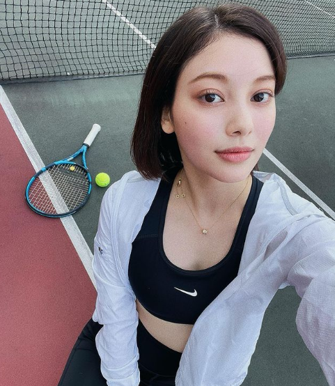 Cô mong muốn thông qua thời trang để đem đến sự hiểu biết về đa dạng văn hóa và kết nối mọi người. Ảnh: IGNV