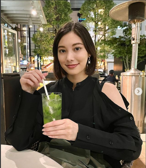 Cô từng chia sẻ từ khi còn nhỏ cô đã được đi du lịch đến nhiều quốc gia khác nhau với gia đình.