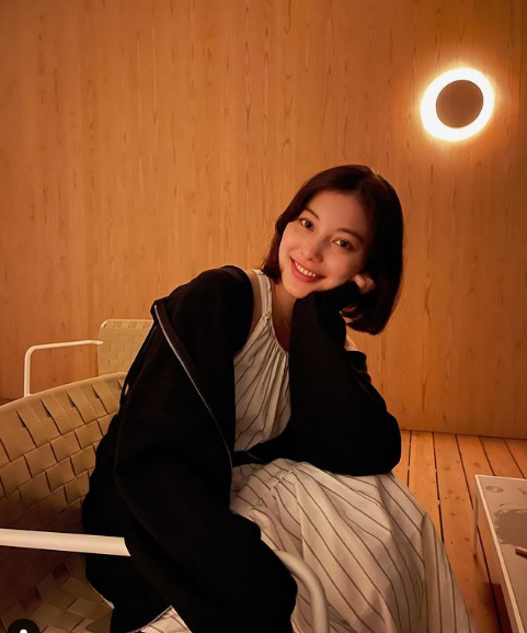 Nữ sinh 2K thiết kế và tạo nên những bộ trang phục từ nhiều loại vải ở các quốc gia khác nhau.