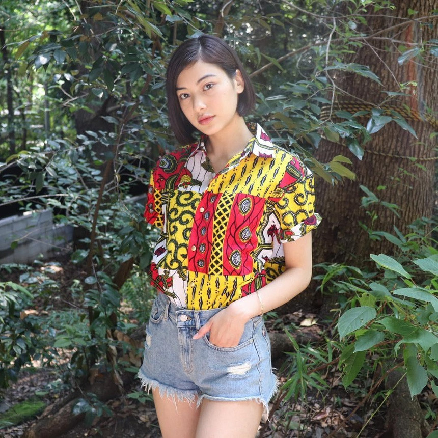 Đến mỗi vùng đất mới, cô thích mặc trang phục truyền thống của nơi đó.