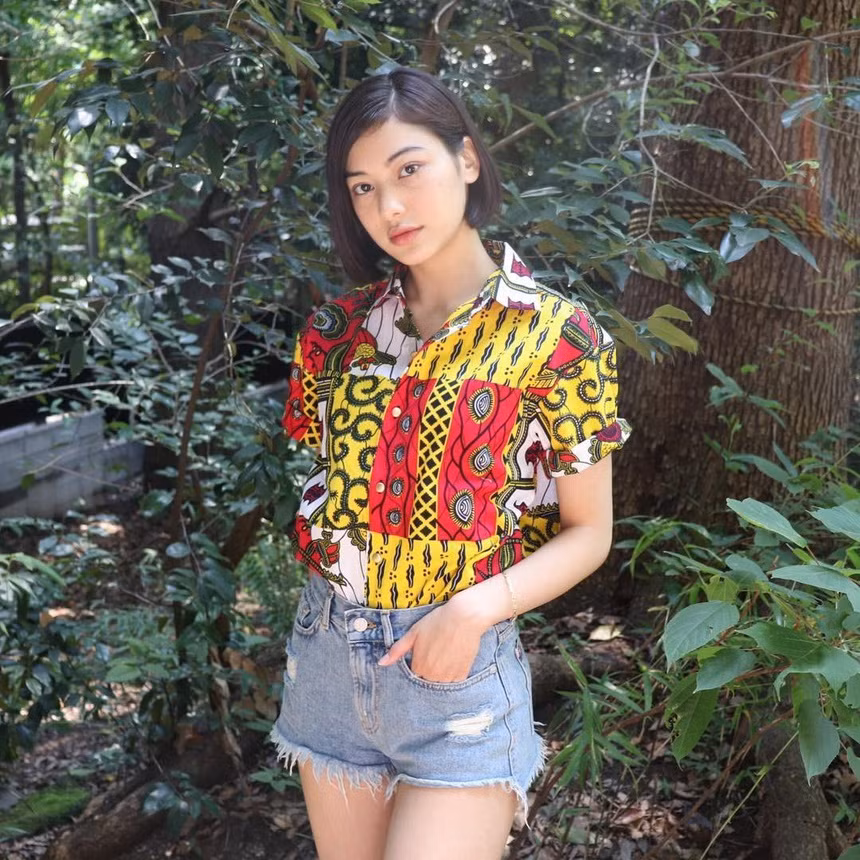 Đến mỗi vùng đất mới, cô thích mặc trang phục truyền thống của nơi đó.