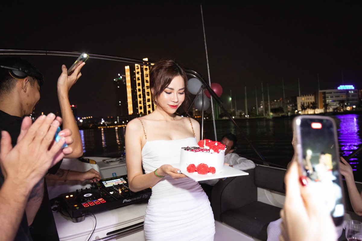 Là con dâu tỷ phú nổi tiếng, lại thêm công việc kinh doanh phát triển nên Lan Phương có cuộc sống sang chảnh đáng mơ ước.