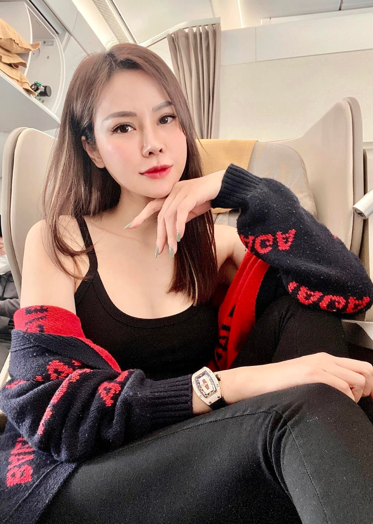 Nhân dịp đón tuổi mới, con dâu tỷ phú Hoàng Kiều đã tổ chức một buổi tiệc sinh nhật hoành tráng trên du thuyền, loạt hình ảnh cô nàng đăng tải trên trang cá nhân khiến nhiều người ghen tị.