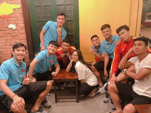 Cô đã luôn ở cạnh, hỗ trợ và động viên bạn trai. Bên cạnh đó, bạn gái cũ Quang Hải cũng từng cùng anh tham gia nhiều sự kiện.