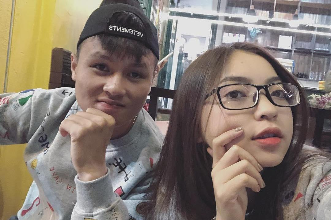 Nhật Lê cũng thường xuyên gặp gỡ và đi chơi chung với các thành viên đội tuyển Việt Nam.