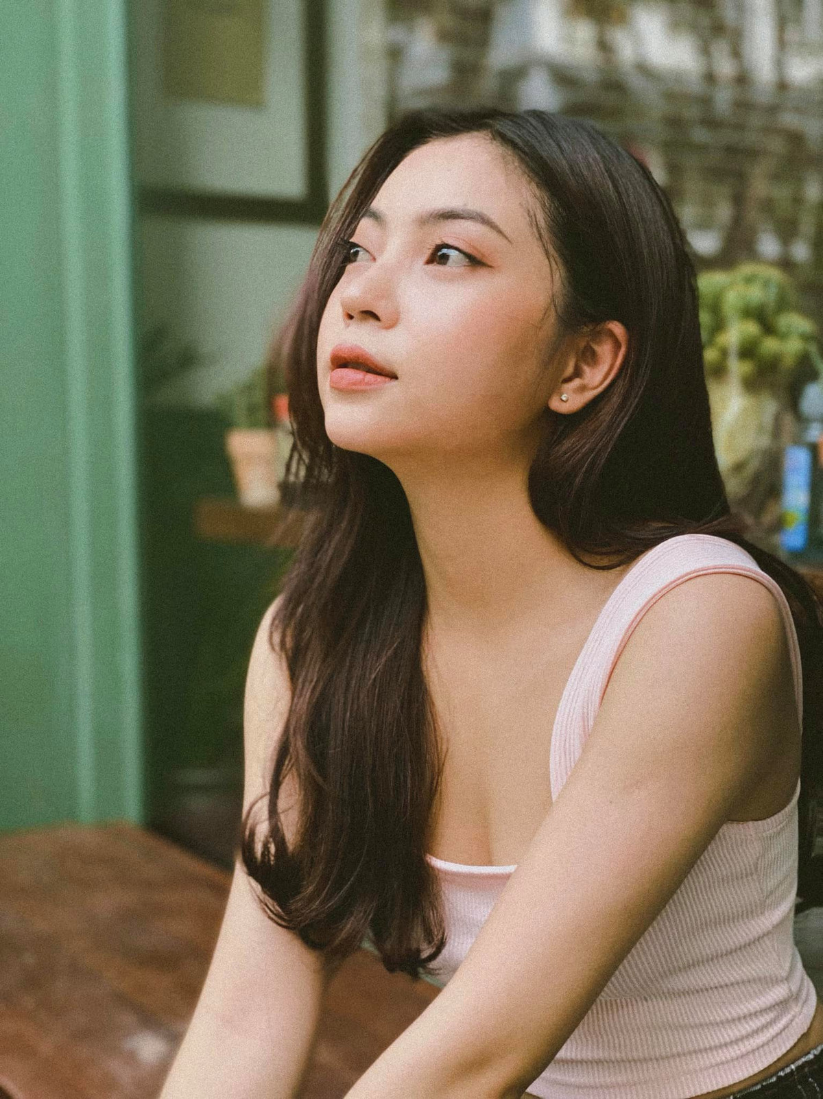 Trong những cô gái Quang Hải công khai yêu, Nhật Lê có lẽ là cái tên nhận được sự yêu mến lớn nhất từ người hâm mộ. Nhật Lê từng tiết lộ, Quang Hải chính là mối tình đầu năm 17 tuổi của cô.