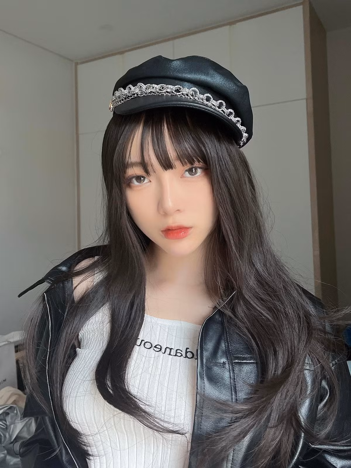 Sở hữu nhan sắc nổi bật, ngoài việc học, Linh Chi còn làm mẫu ảnh để kiếm thêm thu nhập. Ảnh: Tổng hợp