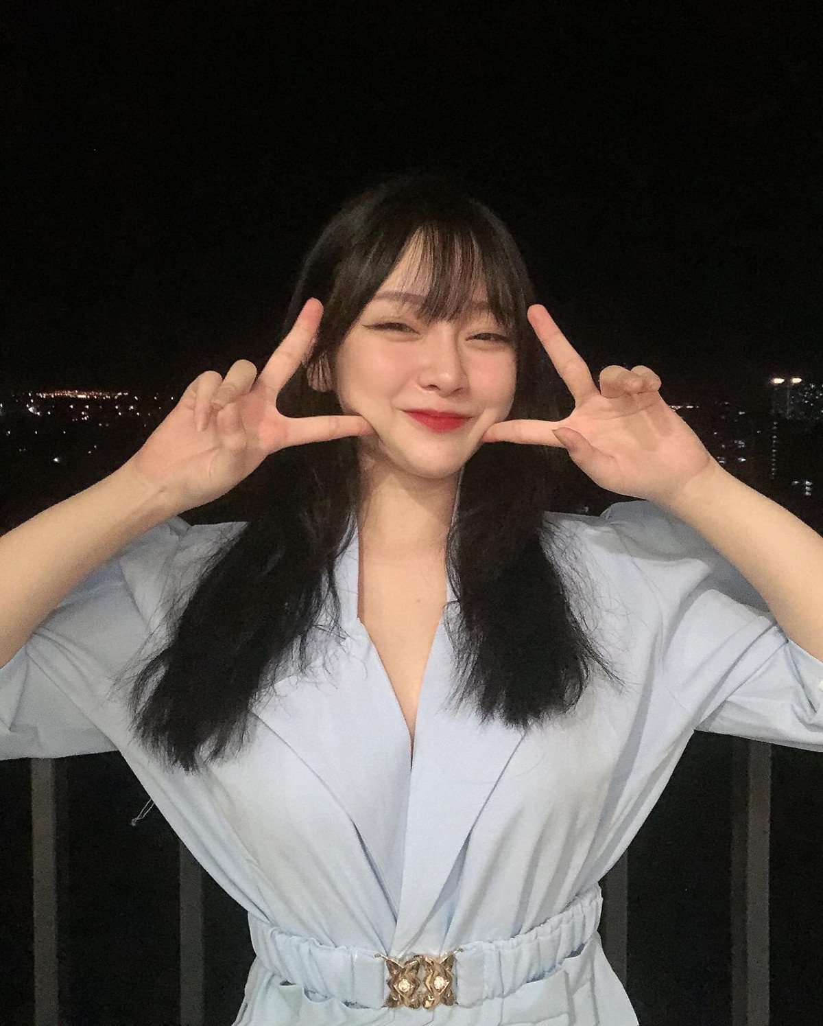 Sau một năm được biết đến nhờ tấm ảnh thẻ, ngoại hình và cuộc sống của Linh Chi có nhiều thay đổi.