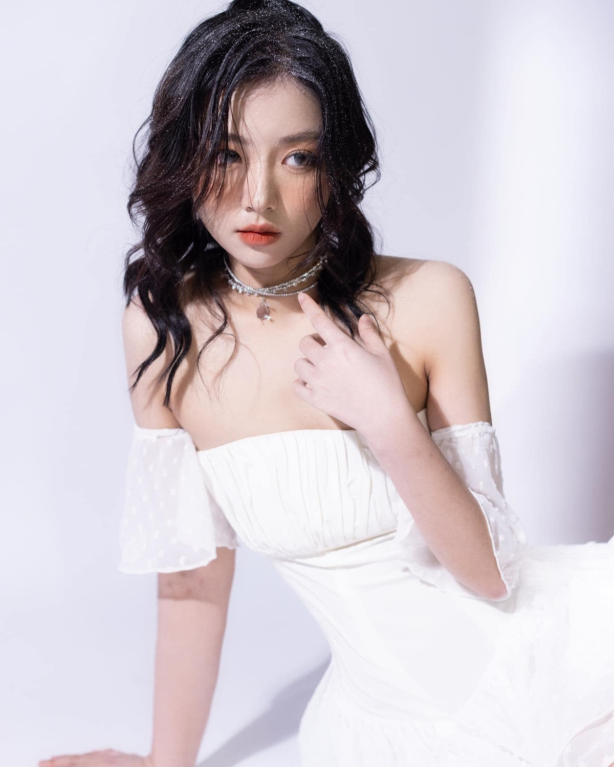 Nàng hot girl còn được biết đến với hành trình thay đổi nhan sắc một cách ngoạn mục.