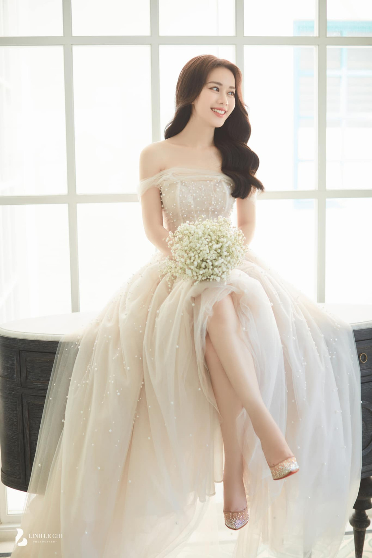 Mới đây trên trang cá nhân, MC Ngô Mai Phương khiến cư dân mạng trầm trồ khi khoe loạt ảnh cưới đẹp mơ màng. Cô liên tục thay nhiều bộ váy từ gợi cảm đến bánh bèo đều có cả.