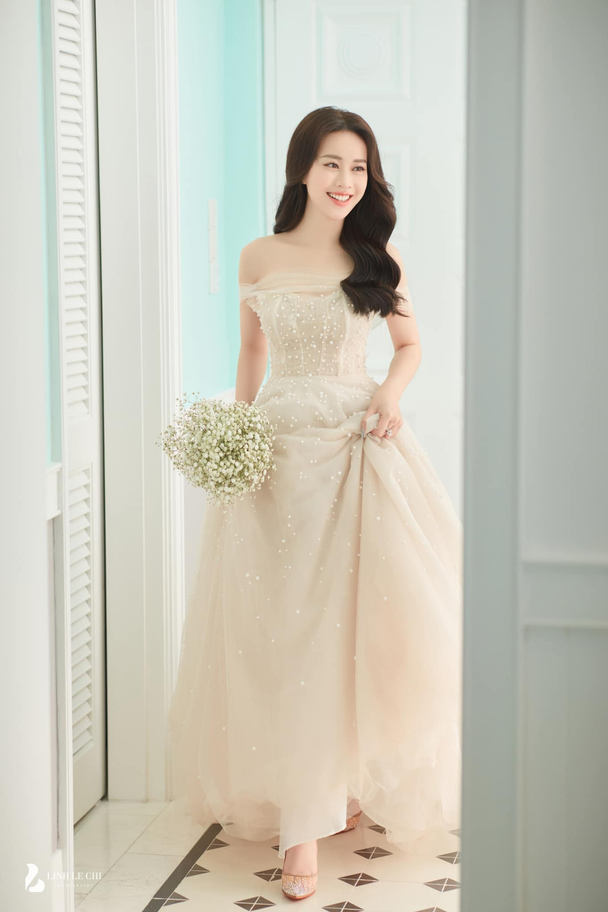 Được biết, do tình hình dịch COVID - 19 diễn biến phức tạp nên họ chưa thể tổ chức đám cưới. Cả 2 đã hoàn tất các thủ tục ăn hỏi, cưới xin gói gọn quy mô gia đình.