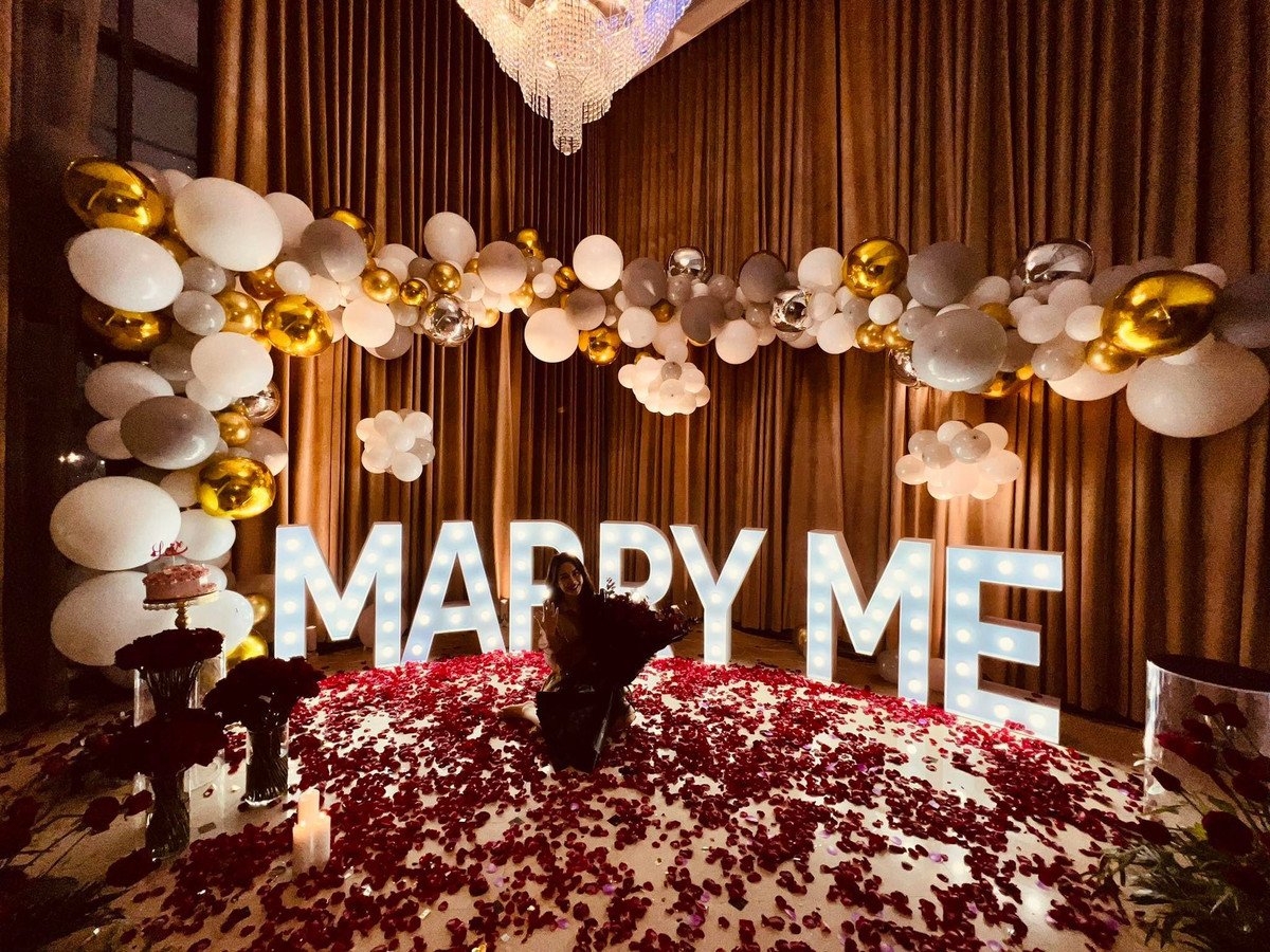 Thời điểm đó, nữ MC đăng ảnh nở nụ cười rạng rỡ, trên tay đeo nhẫn kim cương cỡ lớn, cô nàng cũng tiết lộ đã đồng ý lời cầu hôn ấy.