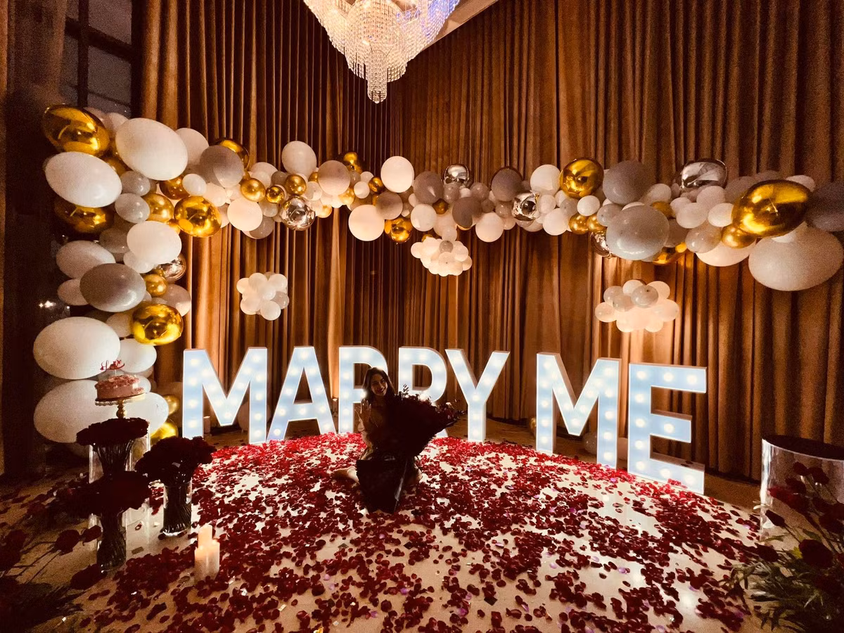 Thời điểm đó, nữ MC đăng ảnh nở nụ cười rạng rỡ, trên tay đeo nhẫn kim cương cỡ lớn, cô nàng cũng tiết lộ đã đồng ý lời cầu hôn ấy.