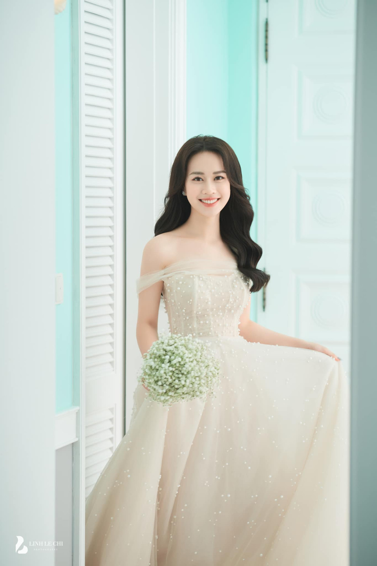 Sở hữu gương mặt xinh đẹp, làn da trắng sáng nên bộ ảnh cưới của nữ MC xinh đẹp ngày càng nổi bật hơn.