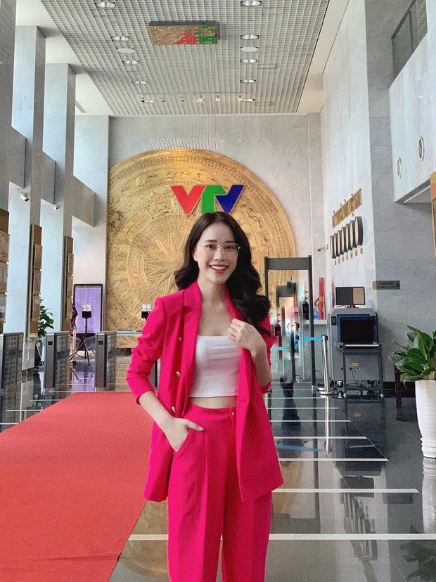 Cô nàng sở hữu gương mặt sáng sân khấu, lối dẫn dắt vui vẻ và được rất nhiều người yêu quý. Ảnh: FBNV