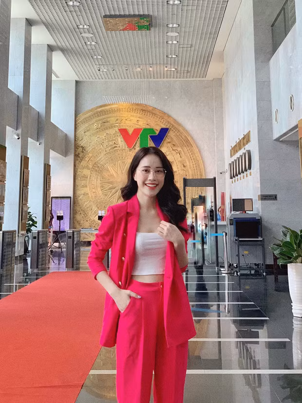 Cô nàng sở hữu gương mặt sáng sân khấu, lối dẫn dắt vui vẻ và được rất nhiều người yêu quý. Ảnh: FBNV