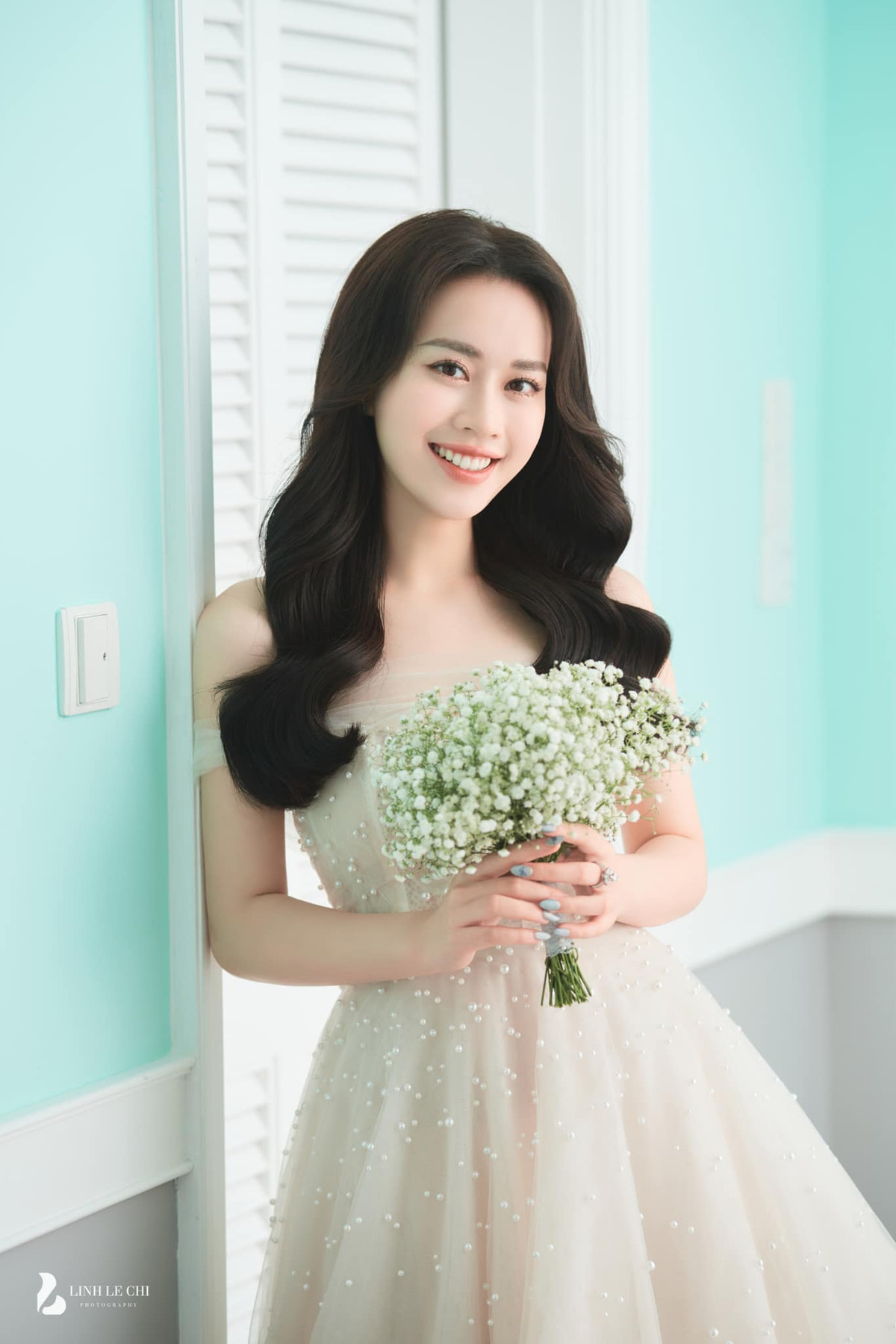 Việc Mai Phương công khai ảnh cầu hôn hay tung ảnh cưới đã làm netizen ngạc nhiên, sở dĩ cô chưa bao giờ để nửa kia "lên sóng", khá kín tiếng trên MXH.