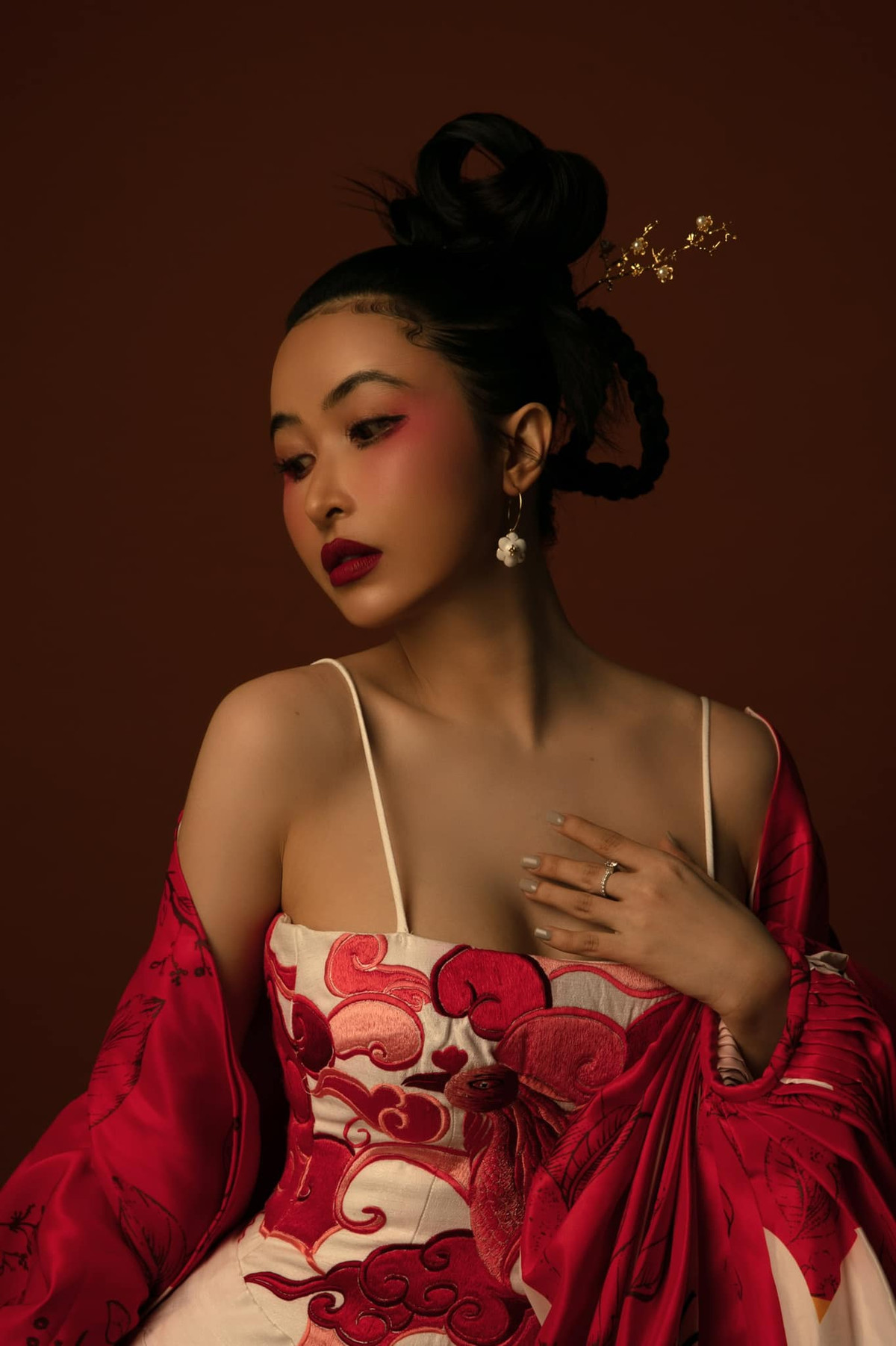 Nhiều người dành lời khen có cánh cho mẹ 2 con với thân hình chuẩn đẹp đồng hồ cát.