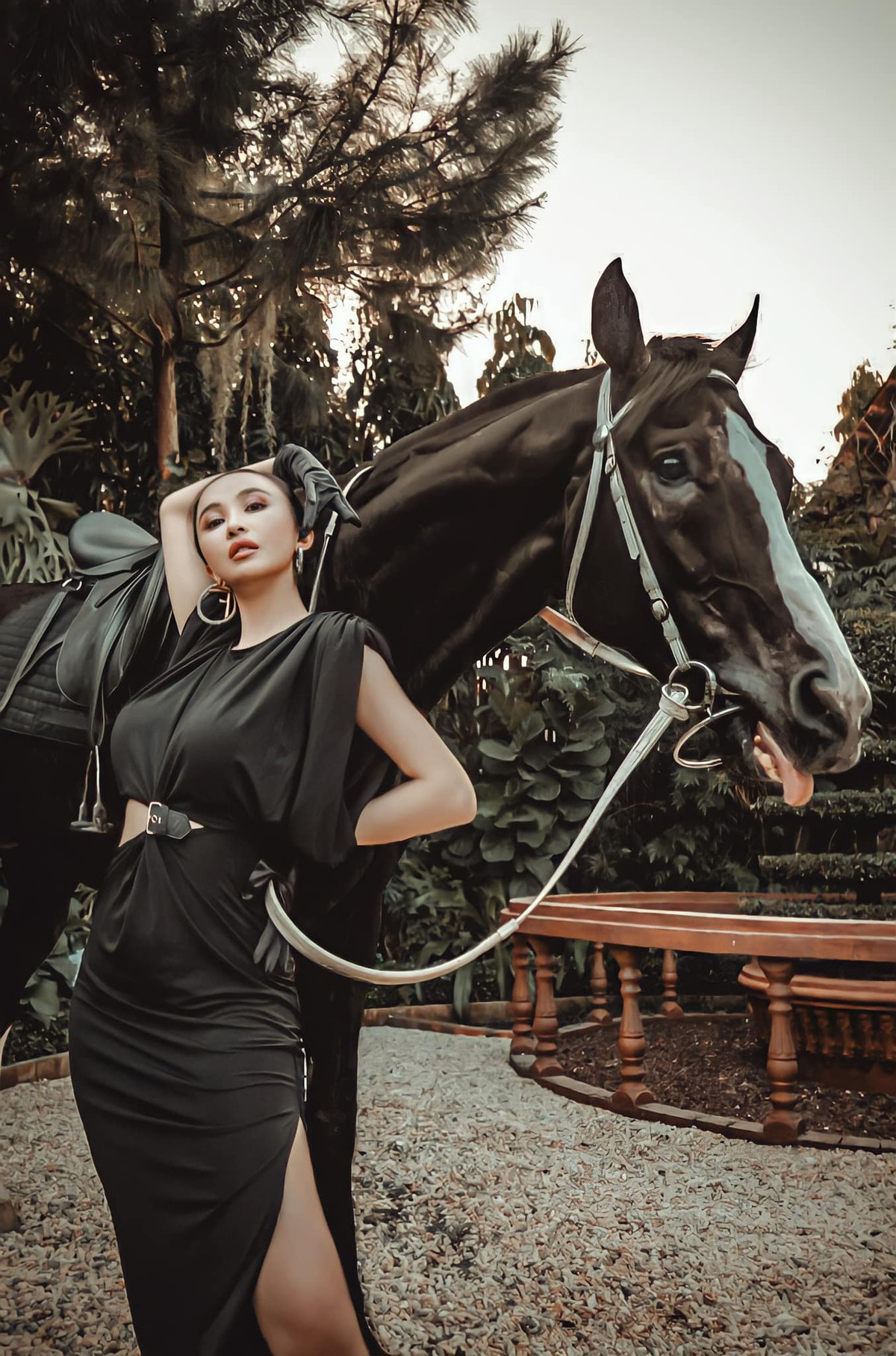 Bên cạnh gu mặc sang chảnh, Mina Phạm cực kì chú trọng đến việc làm đẹp, giữ dáng.