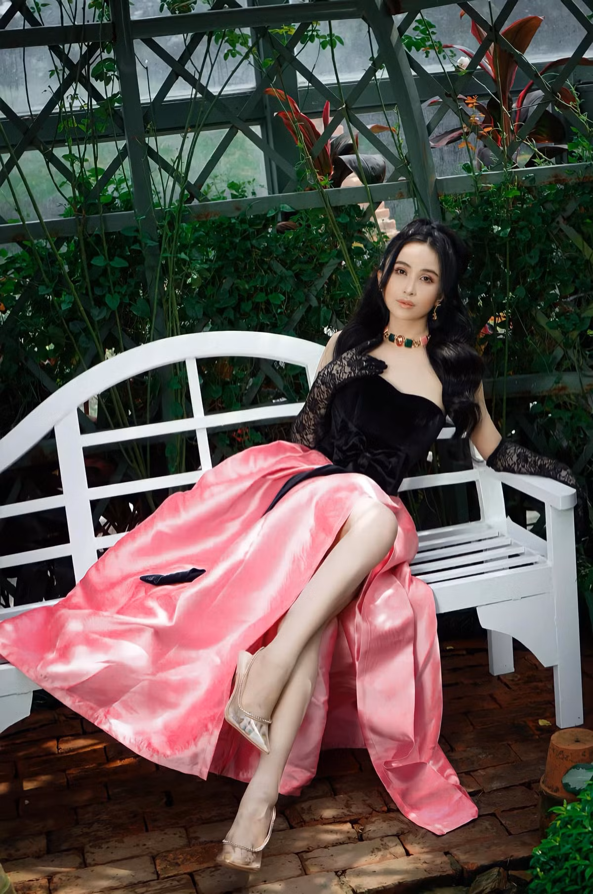 Nhờ lợi thế ngoại hình nóng bỏng, Mina Phạm tự tin theo đuổi phong cách gợi cảm, không kém phần thời thượng với những bộ trang phục hàng hiệu, kết hợp phụ kiện đắt đỏ.