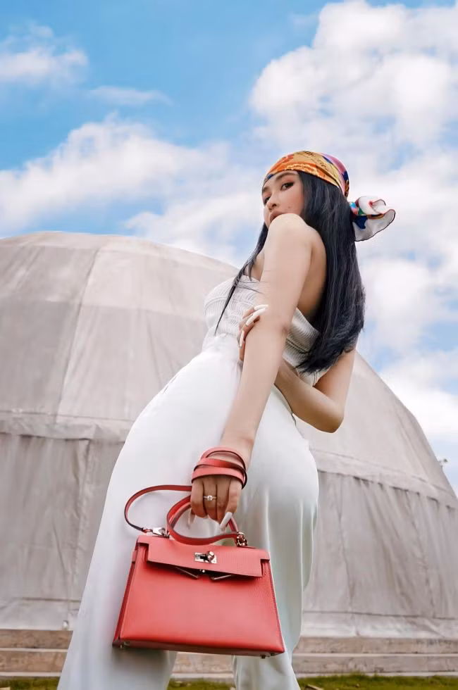 Thời gian gần đây, vợ hai Minh Nhựa thường xuyên đăng ảnh khoe body mềm mại lên trang cá nhân, mà phần lớn những khoảnh khắc này theo concept thời trang gợi cảm.